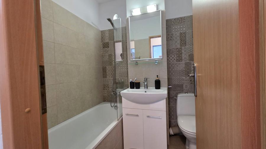 Apartament cu 3 camere semidecomandat, mobilat în Circumvalațiunii
