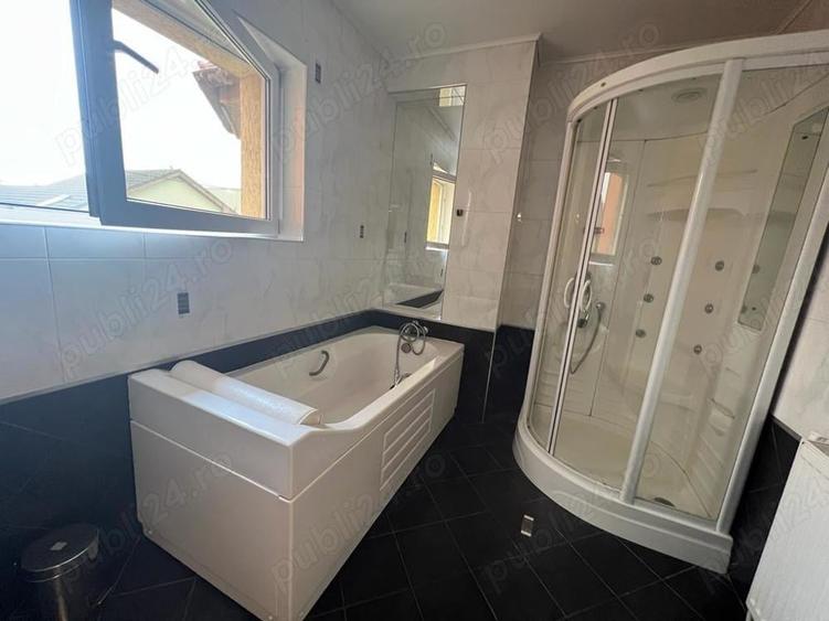 Casă cu 6 camere cu Teren 200 Mp în Intim