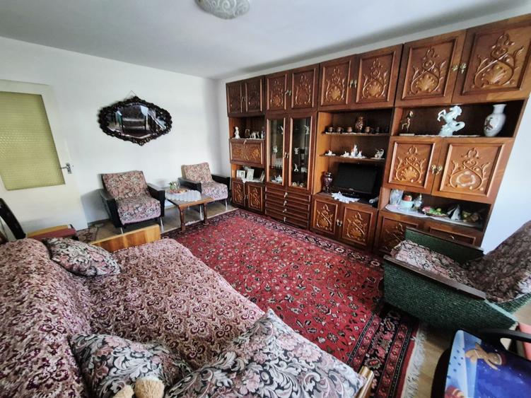 Apartament cu 2 camere decomandat în Far