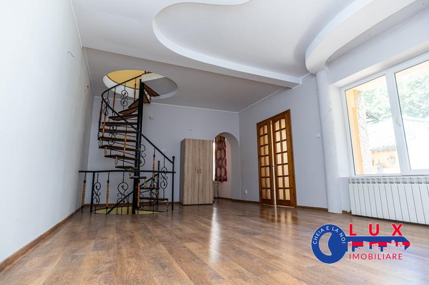 Casă individuală cu 8 camere cu Canalizare în Ultracentral