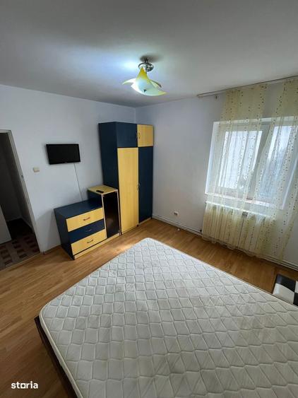 Apartament cu 3 camere semidecomandat, mobilat în Dacia