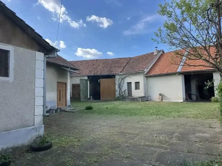 Casă cu 4 camere cu Teren 1322 Mp în Săvârșin