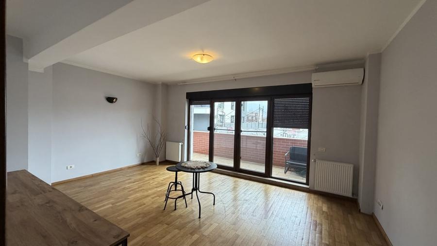 Apartament cu 3 camere decomandat în Sisești