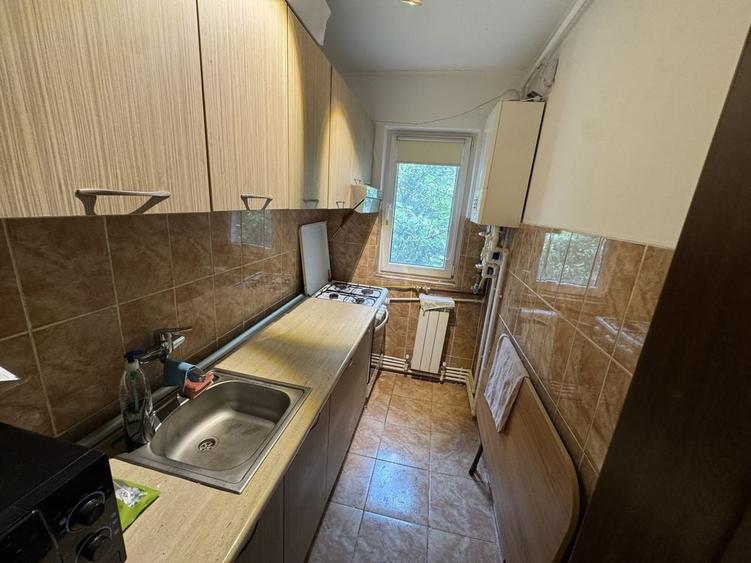 Apartament cu 3 camere semidecomandat în Sud