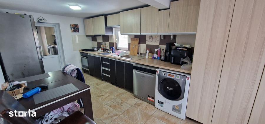 Casă cu 6 camere decomandat cu Teren 399 Mp în Central