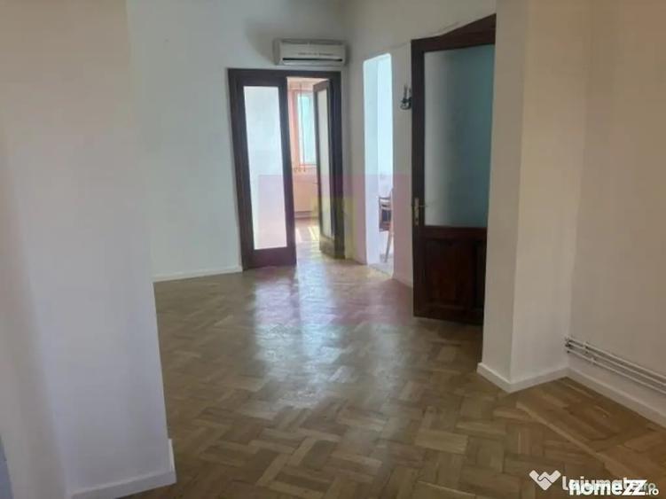 Apartament cu 3 camere semidecomandat în Cotroceni