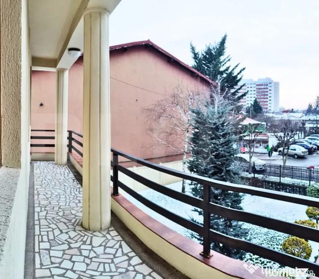 Casă cu 7 camere cu Teren 1178 Mp în Central