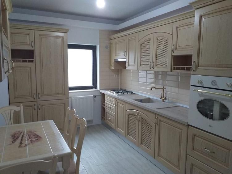 Apartament cu 3 camere decomandat în Exterior Vest
