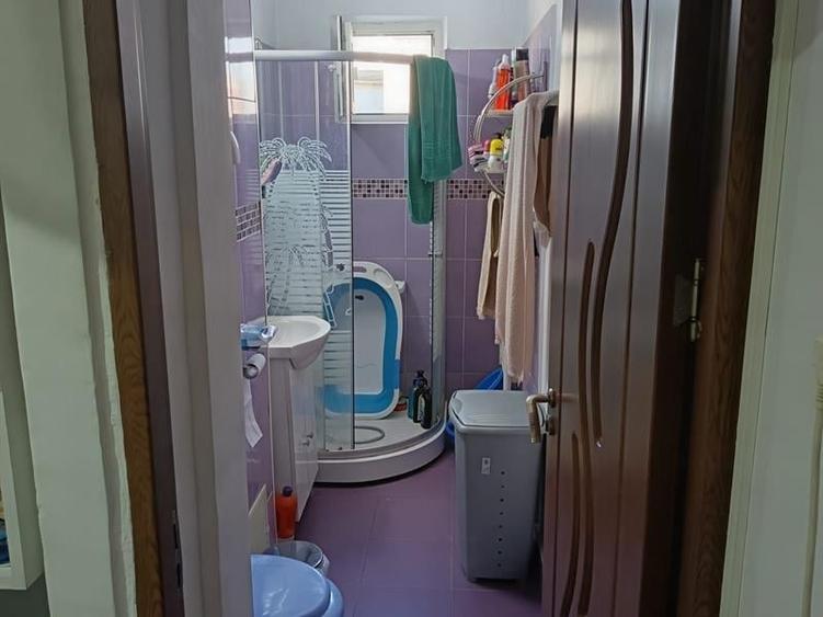 Apartament cu 3 camere semidecomandat în Craiovița Nouă