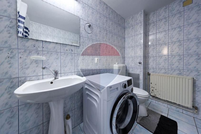 Casă individuală cu 8 camere cu Teren 720 Mp în Central