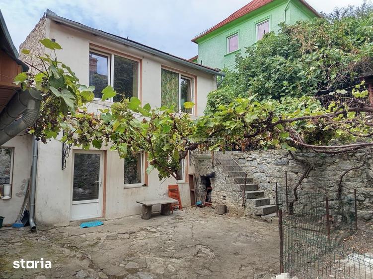 Casă cu 7 camere cu Teren 243 Mp în Central