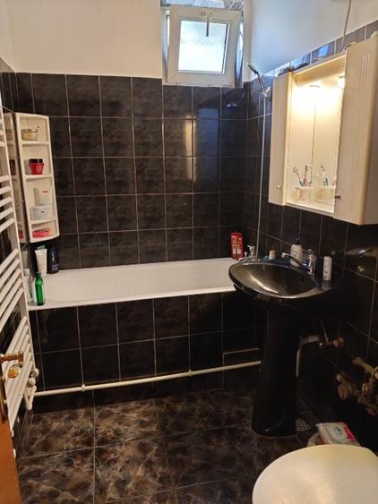 Apartament cu 3 camere semidecomandat în Far