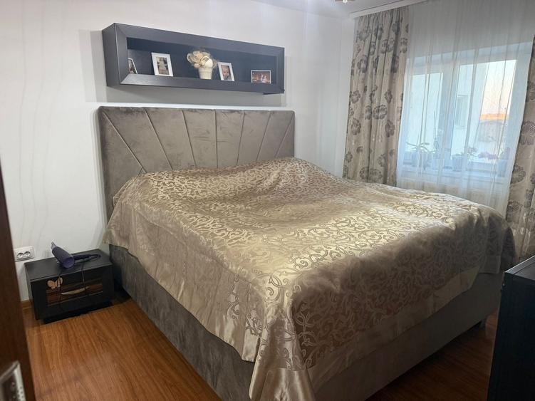 Apartament cu 3 camere decomandat, mobilat în Micro 5