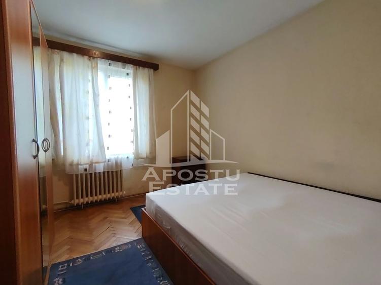 Apartament cu 3 camere semidecomandat, mobilat în Central