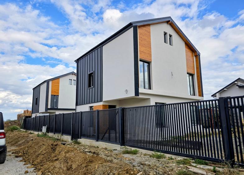 Casă individuală cu 5 camere cu Canalizare în Cristian