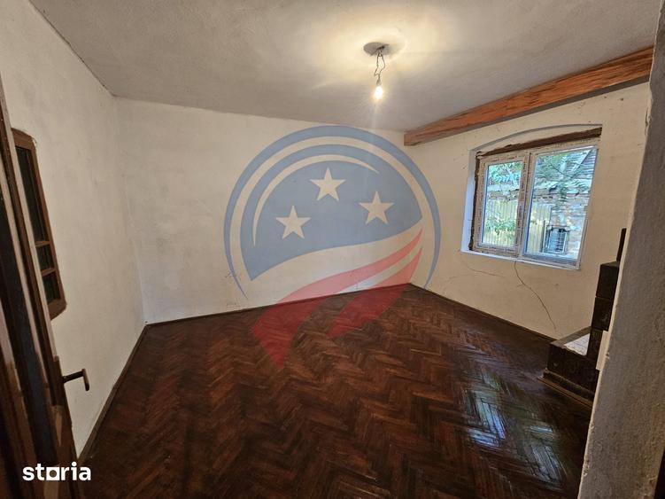 Casă cu 4 camere cu Teren 1963 Mp în Central