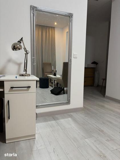 Apartament cu 3 camere semidecomandat în Văcăresti