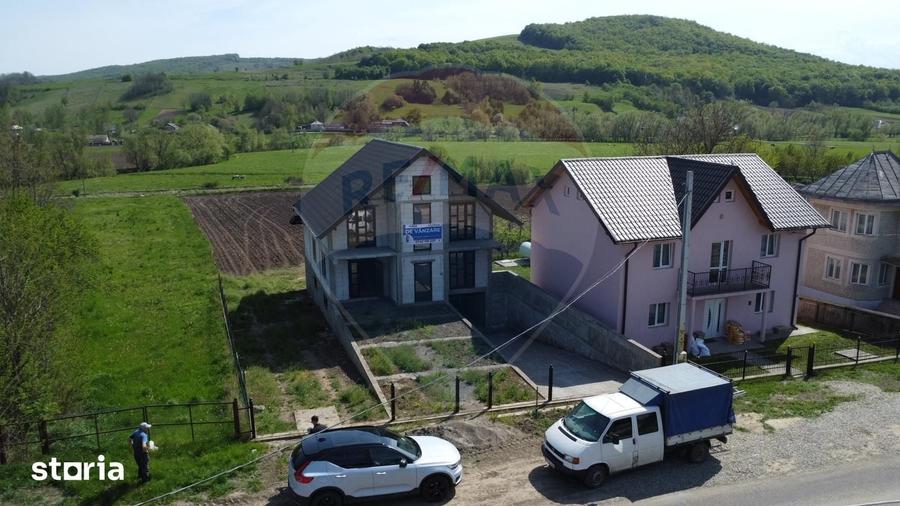 Casă cu 7 camere cu Teren 1800 Mp în Preutești