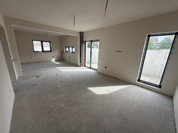 Duplex cu 4 camere cu Canalizare în Florești
