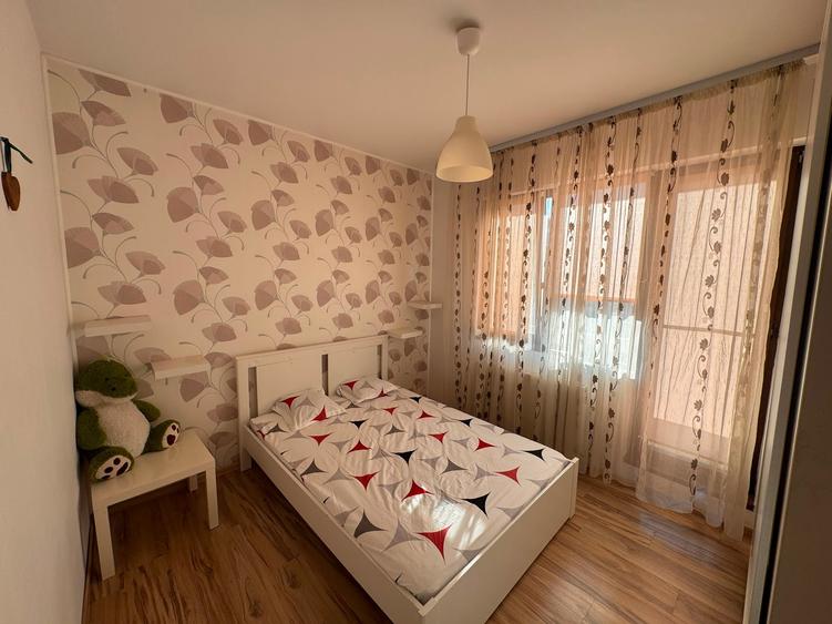 Apartament cu 3 camere semidecomandat în Rahova