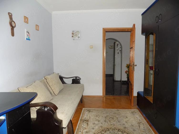 Apartament cu 3 camere decomandat în Buzaului