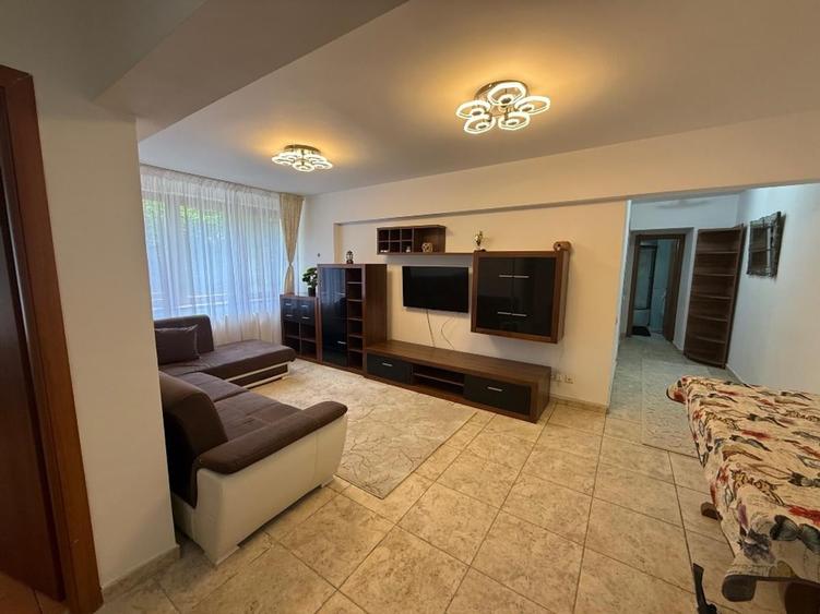 Apartament cu 3 camere semidecomandat în Unirii