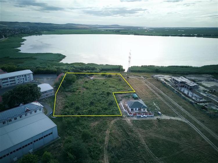 Teren Construcții intravilan de 9000 mp, în Vest