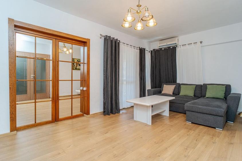 Apartament cu 3 camere semidecomandat, mobilat în Centru Civic