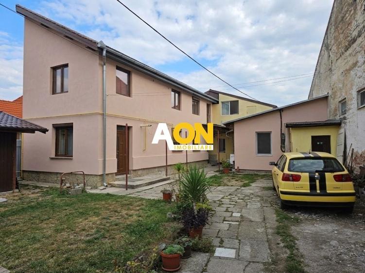 Casă individuală cu 8 camere cu Canalizare în Central
