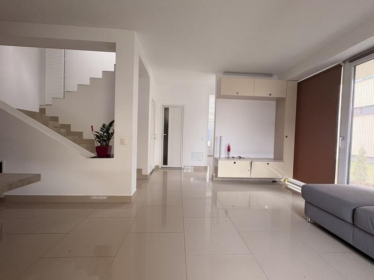 Duplex cu 4 camere cu Canalizare în Europa