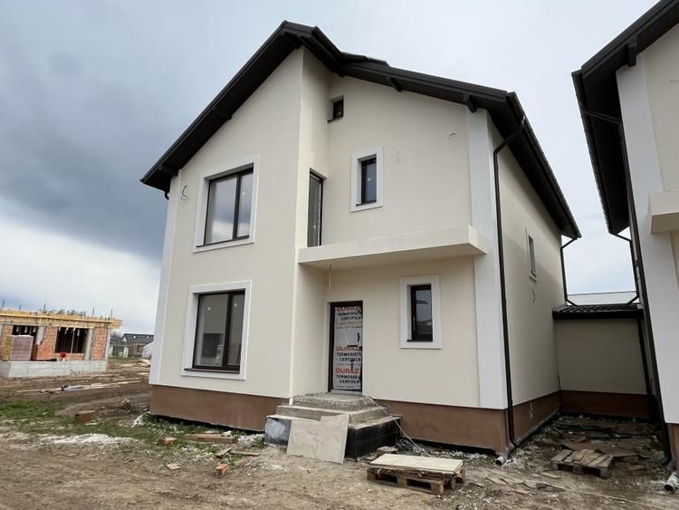 De vanzare vila individuala 5 camere zona noua Tunari - 1