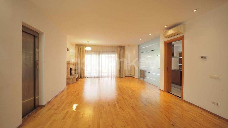 Vila nemobilata in complex cu piscina | 2 garaje - 4