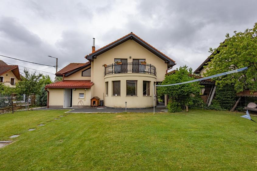 Vila cu doua fronturi si gradina matura, rezidenta sau investitie - 1