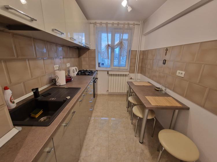 Apartament cu 3 camere semidecomandat în Drumul Taberei