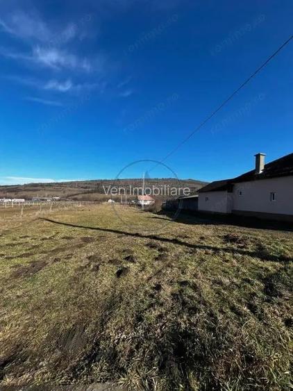 Teren intravilan de 2800 mp, intr-o zona retrasa ?i lini?tita la doar 11 km