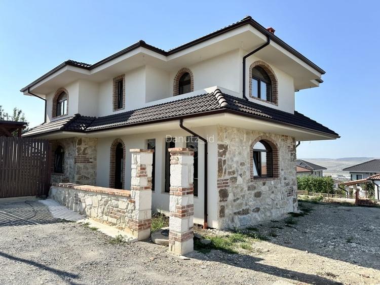 Casa individuala, 150 mp, 4 camere, 4 bai, teren 450 mp, Dezmir