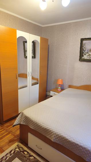 Apartament cu 3 camere semidecomandat în Far