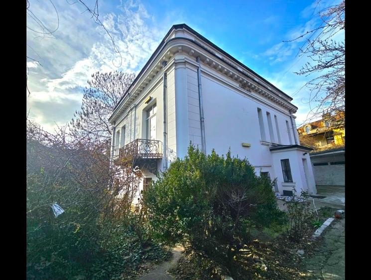 Casă cu 8 camere cu Canalizare în Unirii