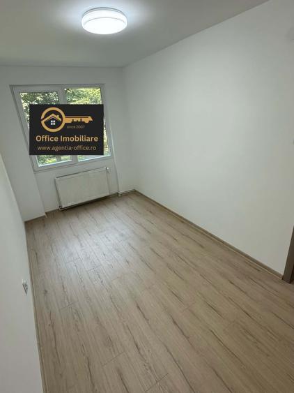 Apartament cu 3 camere semidecomandat în Săsar
