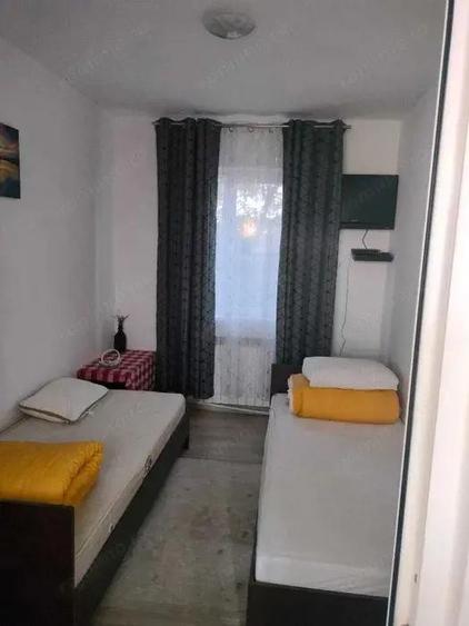 Inchiriez camera in vila curte spatioasa - 8