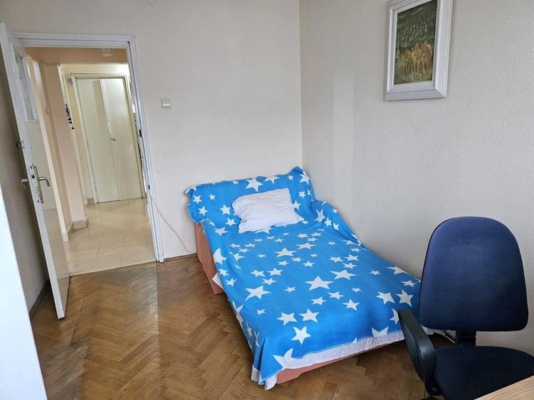Apartament cu 3 camere decomandat, mobilat în Piața Centrală