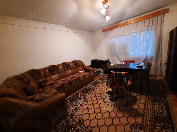 Casa cu etaj si anexe de vanzare - 2