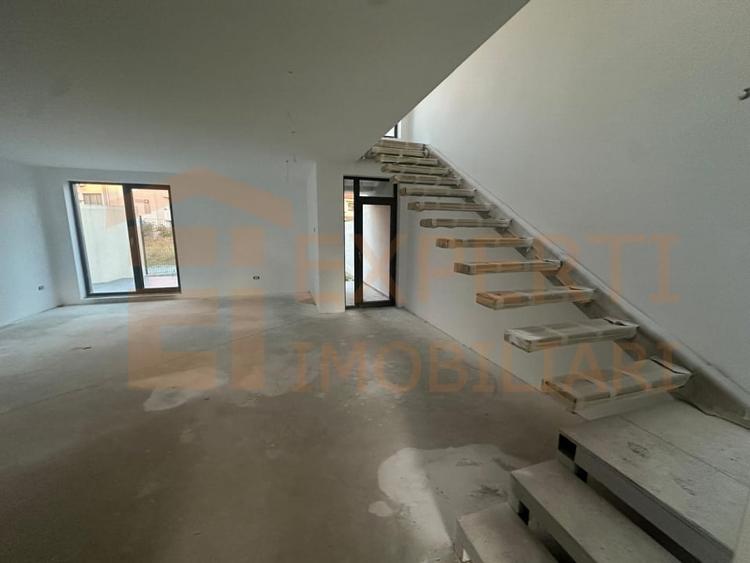 Vila deosebita de vanzare! - zona Mamaia Nord, pe malul lacului - 3