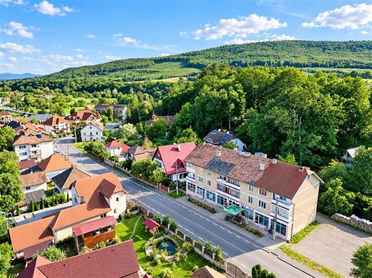 Apartament cu 3 camere decomandat în Malnaș-Băi