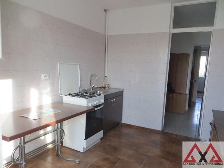 Apartament cu 3 camere decomandat în Dristor