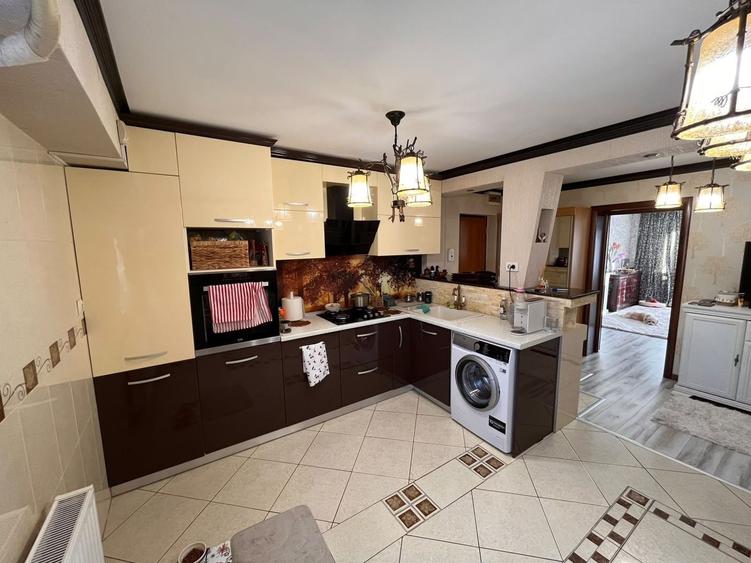 Apartament cu 3 camere decomandat, mobilat în Nerva Traian
