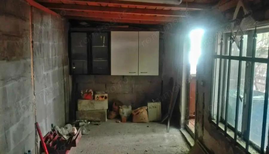 Vanzare casa renovata cu 2 camere, baie si bucatarie si 100 mp teren in proprietate zona Domenii - 2