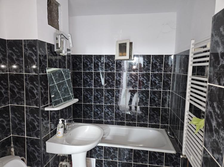 De vanzare apartament cu trei camere , zona Lipovei - 2