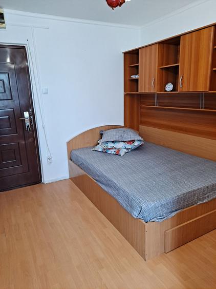 Garsonieră decomandată în Titan