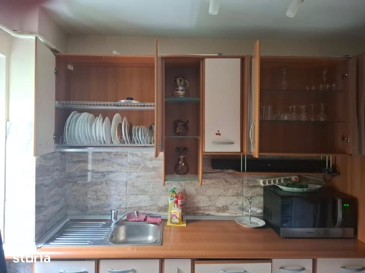 Apartament cu 3 camere semidecomandat în Podu Roș